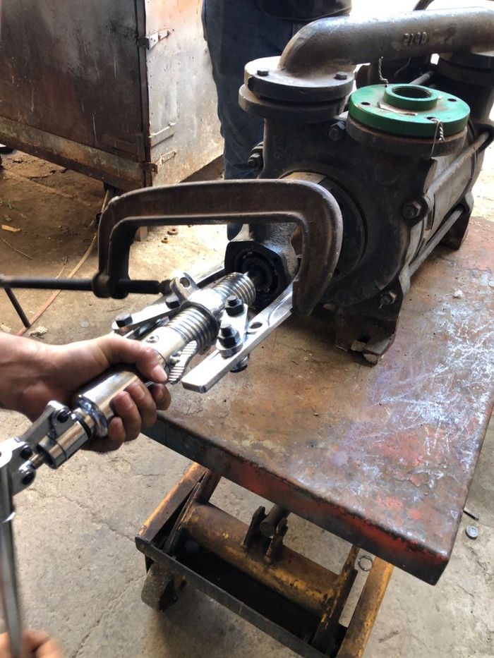 Técnico usando herramienta especializada