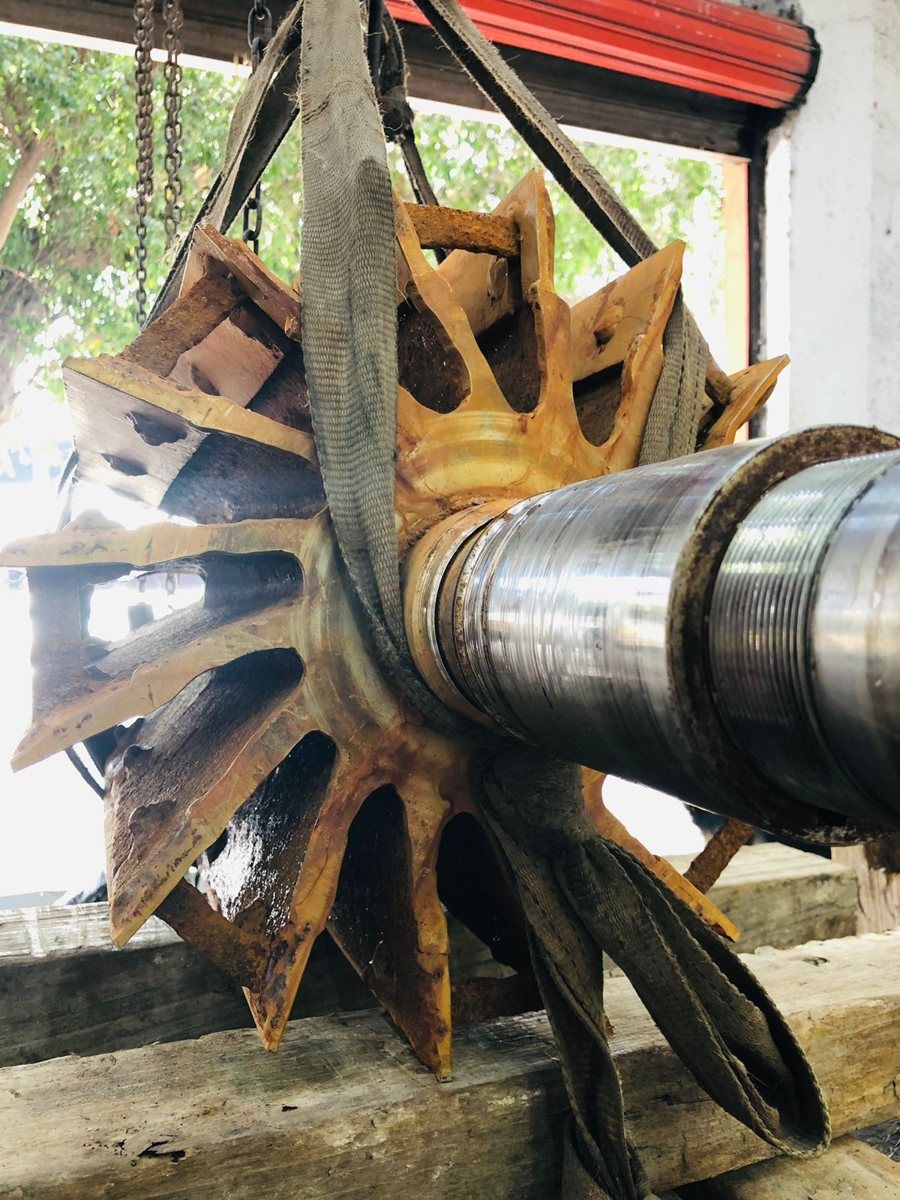 Rotor de motor industrial en reparación