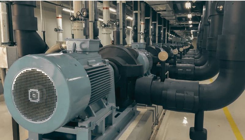 Motores industriales en una planta