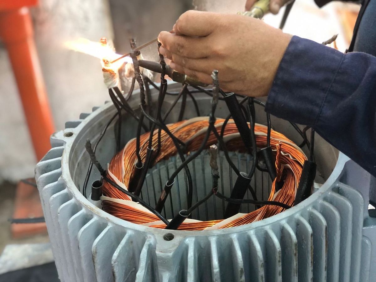 Técnico de TC Embobinados Meza reembobinando un motor eléctrico